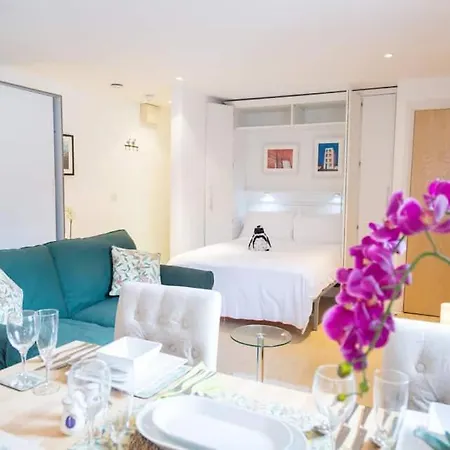 Chic Centre Moments From Wills Memorial