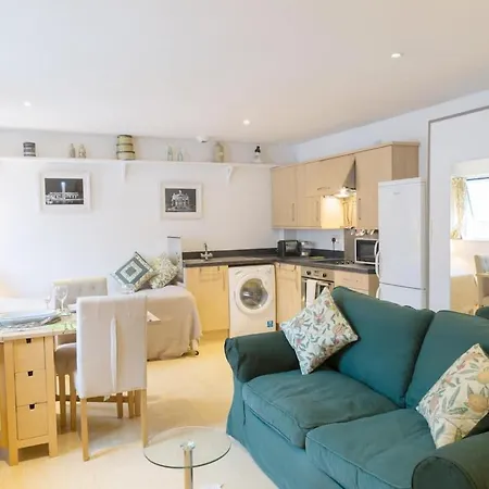 Chic Centre Moments From Wills Memorial Apartment *