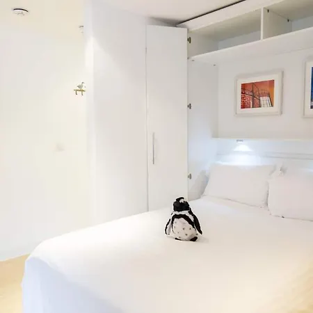 Chic Centre Moments From Wills Memorial *