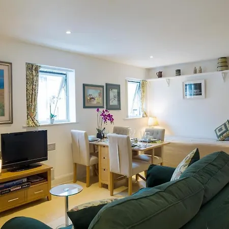 Chic Centre Moments From Wills Memorial