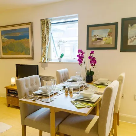 Chic Centre Moments From Wills Memorial *