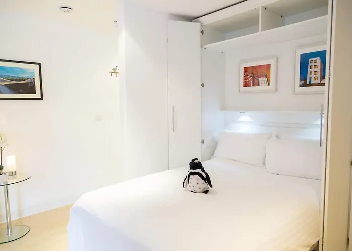 Chic Centre Moments From Wills Memorial *